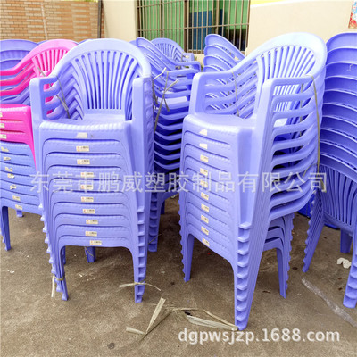 塑料家具的实用美学 从靠背椅到扶手椅的全方位解析